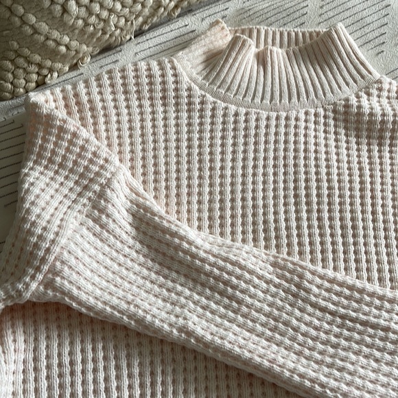 Beautiful textured blush pink cropped sweater - Picture 2 of 2